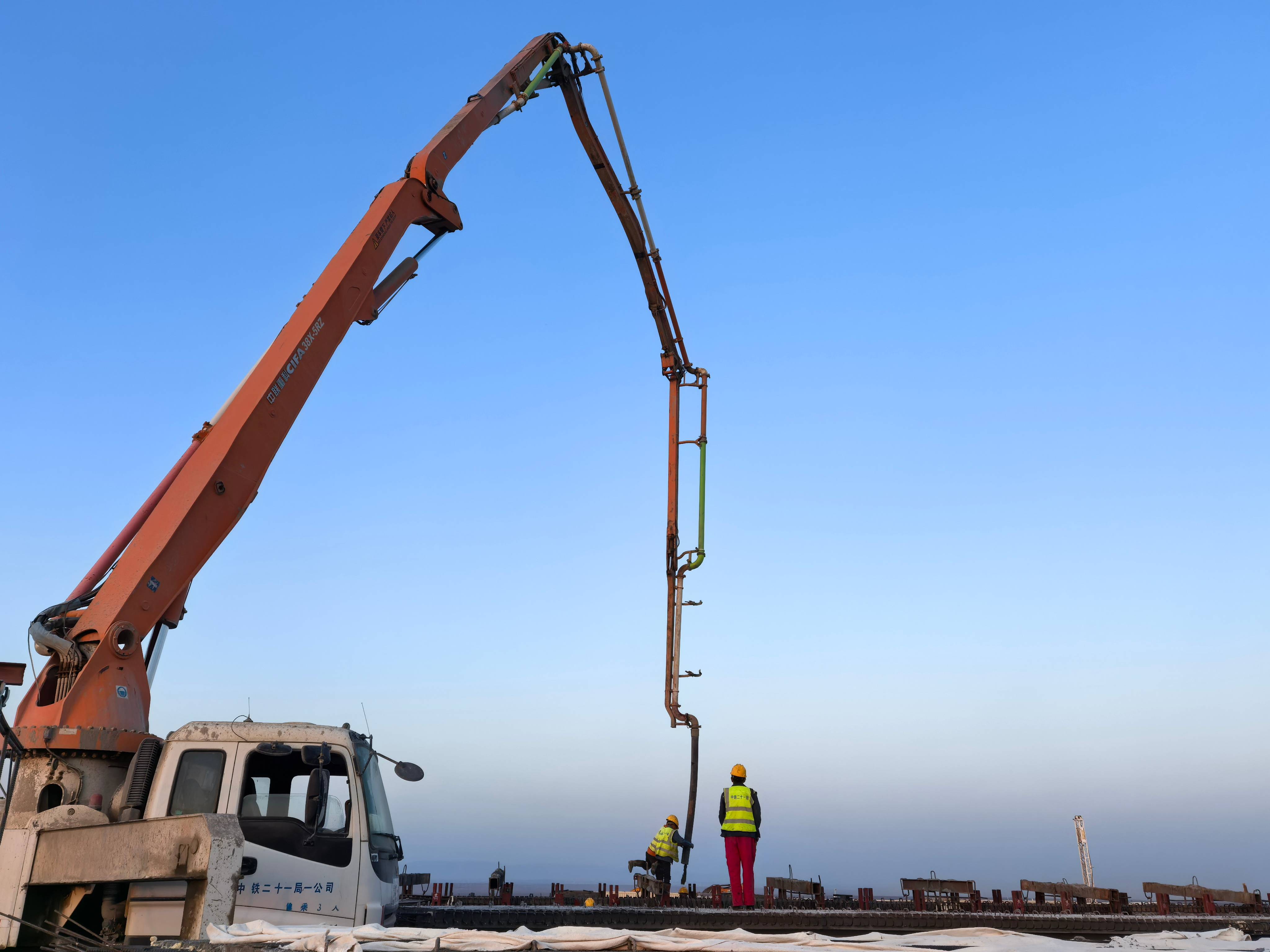 中鐵二十一局G575線公路項(xiàng)目箱梁預(yù)制圓滿完成 1